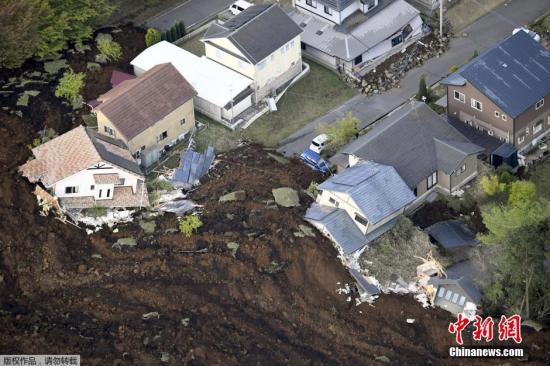 地震還引發(fā)山體滑坡。熊本縣南阿蘇村發(fā)生嚴(yán)重山體滑坡，多所居民住宅被毀。專家擔(dān)憂的，還在于這連續(xù)兩次強(qiáng)震皆發(fā)生在熊本縣境內(nèi)的著名活火山阿蘇山附近。而當(dāng)天上午阿蘇山的中岳第一火口，已經(jīng)發(fā)生了小規(guī)模的噴火。