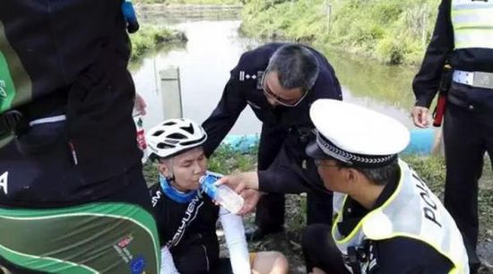 民警第一時(shí)間救護(hù)菲律賓小伙。