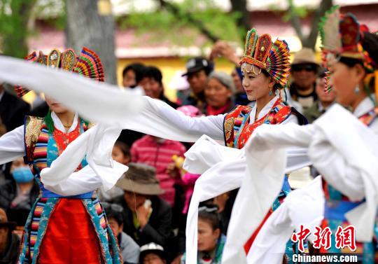 5月1日，羅布林卡公園內(nèi)的藏戲表演吸引大量市民觀看?！±盍?攝