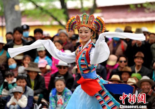 5月1日，羅布林卡公園內(nèi)的藏戲表演吸引大量市民觀看?！±盍?攝