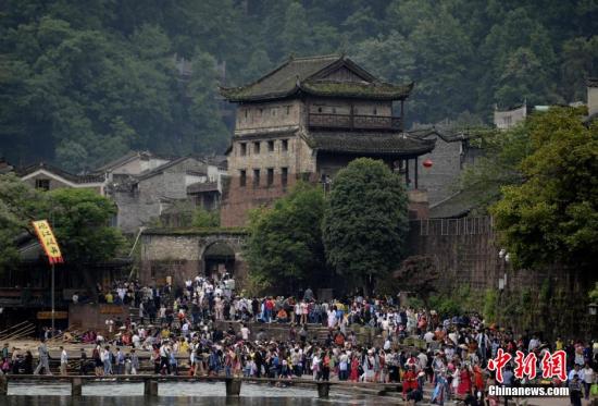 5月1日，正值“五一”小長(zhǎng)假第二日，湖南鳳凰古城迎來(lái)了旅游高峰。 楊華峰 攝