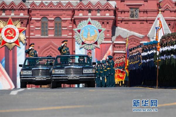 5月7日，在俄羅斯首都莫斯科，步兵方隊(duì)走過(guò)紅場(chǎng)。當(dāng)天，莫斯科紅場(chǎng)舉行勝利日閱兵式彩排，完整演練9日閱兵全過(guò)程。5月9日是俄羅斯衛(wèi)國(guó)戰(zhàn)爭(zhēng)勝利日，莫斯科紅場(chǎng)閱兵儀式是當(dāng)天的主要慶?；顒?dòng)。新華社記者白雪騏攝