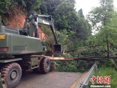 5月8日，官兵正在使用挖掘機(jī)清除道路障礙。　賴橋泉 攝