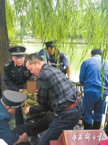 警民合力救起落水大爺。