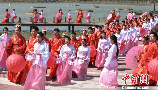 24日，“首屆曹妃甸？國際漢唐大型集體婚禮”在河北曹妃甸舉行。圖為婚禮現(xiàn)場?！“自扑?攝