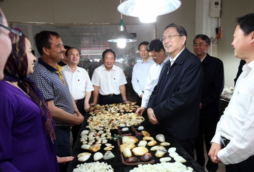 5月22日至24日，中共中央政治局常委、全國政協(xié)主席俞正聲在河南調(diào)研。這是5月22日，俞正聲在南陽市鎮(zhèn)平縣石佛寺鎮(zhèn)天下玉源市場詳細了解涉疆服務(wù)管理情況。