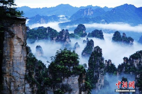 2016年5月29日，連續(xù)強(qiáng)降雨過(guò)后的世界自然遺產(chǎn)地湖南張家界核心景區(qū)武陵源天子山，飄渺無(wú)形的云海穿梭在連綿峰林間，奇美無(wú)比。