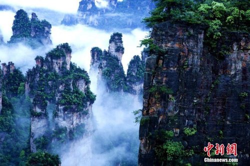 張家界武陵源雨后云海景觀。