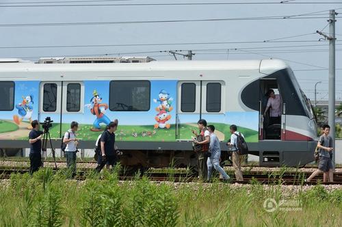 2016年6月14日，上海地鐵迪士尼主題列車在地鐵川楊河基地正式亮相，該車身及車廂內(nèi)部噴有迪士尼經(jīng)典卡通人物形象，包括米老鼠、唐老鴨等，該主題列車將于16日中午正式運(yùn)行。賴鑫琳 攝