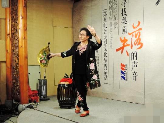 盡管已經(jīng)78歲，舞臺(tái)上的李素芹唱功、表演不減當(dāng)年?！№n章云 攝