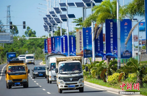 6月24日，海南省文昌市旅游大道的太陽能路燈桿上懸掛著火箭“首發(fā)”宣傳廣告。長征七號(hào)運(yùn)載火箭發(fā)射日期臨近，中國首個(gè)濱海航天發(fā)射中心——文昌航天發(fā)射場所在地海南省文昌市龍樓鎮(zhèn)將迎來“首發(fā)”，中國的“卡納維拉爾角”正揭開神秘面紗。中新社記者 駱云飛 攝