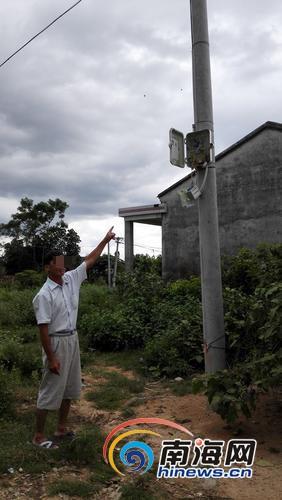 雷電擊壞電線桿和配電盒。