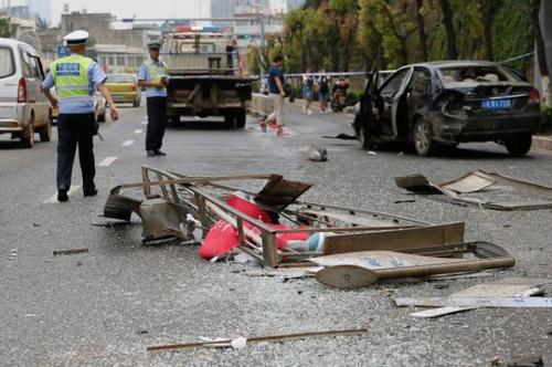 大學(xué)生駕車沖上公交站致1死2傷：已拿駕照兩年