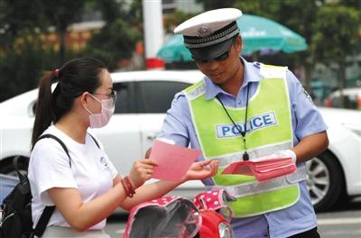 近日，江蘇灌云交警在街邊派發(fā)“優(yōu)惠券”。