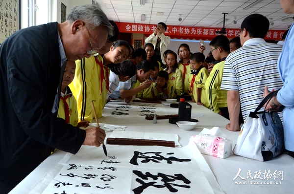 圖片說明： 書畫室委員與學(xué)生共同創(chuàng)作書法作品。