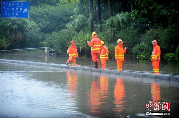 臺風(fēng)“妮妲”來襲 深圳部分路段積水交通受阻