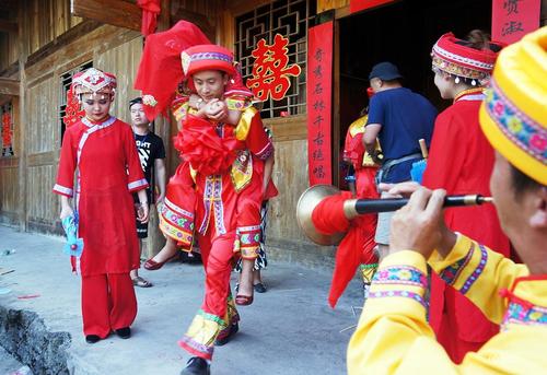 2016年8月13日，一年一度的土家族特色相親節(jié)--恩施女兒會(huì)舉行，超過(guò)8萬(wàn)人觀看了土家族特色的定親儀式、迎親儀式和婚禮儀式。被譽(yù)為“東方情人節(jié)”的女兒會(huì)，是土家族人民自己的七夕節(jié)，距今已有數(shù)百年的歷史。萬(wàn)李 蔣盼