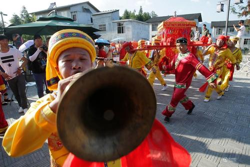 迎親隊伍在表演。