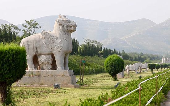 陜西帝陵守墓用木棍應(yīng)對(duì)盜賊 人少靠招村民巡視