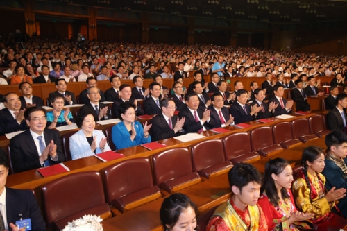 8月18日晚，第五屆全國(guó)少數(shù)民族文藝會(huì)演開幕式文藝晚會(huì)在北京人民大會(huì)堂隆重舉行，習(xí)近平、李克強(qiáng)、俞正聲、劉云山等黨和國(guó)家領(lǐng)導(dǎo)人出席觀看。姚大偉