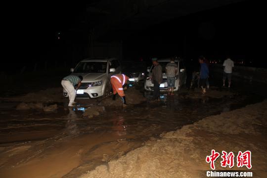 被困車主也加入到救援行動(dòng)中?！⊥粲?攝