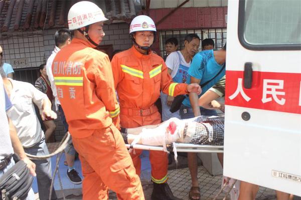 傷者倍送上急救車。消防供圖