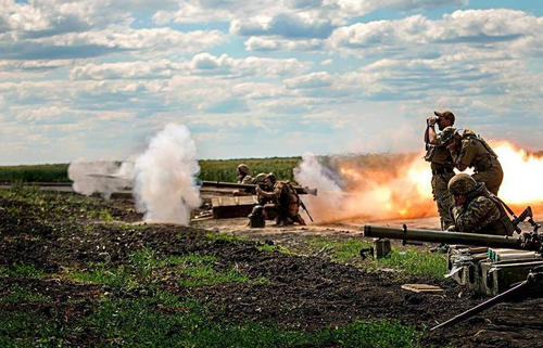 烏軍無后坐力炮陣地依次開火。