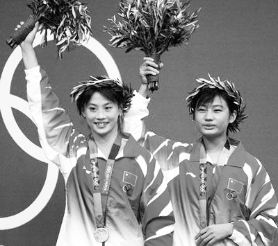 　　2004年雅典奧運(yùn)會(huì)，勞麗詩（右）與李婷斬獲女子10米雙人跳臺(tái)金牌，那年她才17歲，自稱是運(yùn)動(dòng)生涯的巔峰