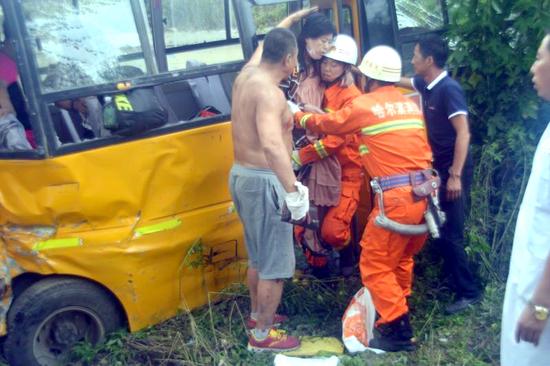 水泥罐車與校車相撞3人死亡22人受傷村民從家中拿出被子幫忙將傷者抬到路邊