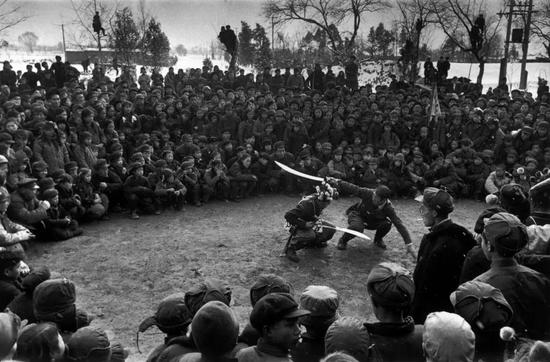 1957年，在北京北郊的村子里，由工農合作社組織的慶祝農歷新年的表演，由京劇演員和農民共同參演。