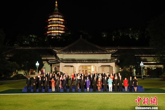 9月4日，國家主席習(xí)近平和夫人彭麗媛在杭州西子賓館舉行宴會，歡迎出席二十國集團領(lǐng)導(dǎo)人杭州峰會的外方代表團團長及所有嘉賓。圖為習(xí)近平和彭麗媛同外方代表團團長及其配偶在室外草坪合影留念。 <a target='_blank' href='http://www.chinanews.com/'>中新社</a>記者 盛佳鵬 攝