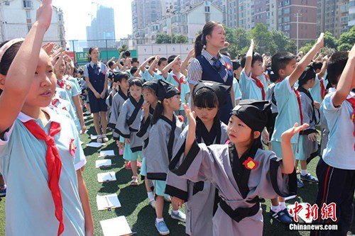 　　8月29日，長沙市岳麓區(qū)一小學舉行開學典禮，一年級新生們身著漢服，在老師的帶領和高年級同學的幫助下完成了“開筆禮”。校方希望以此方式教育學生從小要立志、做好人，學會感恩老師，勇于表達。劉著之 攝