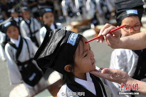 　　8月31日百余小學新生在南京夫子廟大成殿前“開筆破蒙”，通過向孔子像行禮、誦讀《論語》、學寫“人”字、朱砂開智、聆聽師長寄語等，宣告正式成為一名學生。