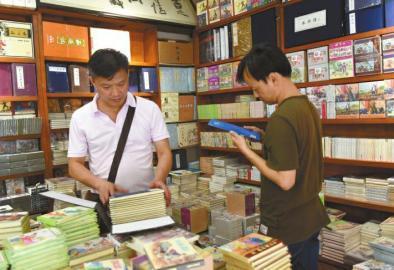 連友”在老劉的店里買書、看書，樂此不疲。