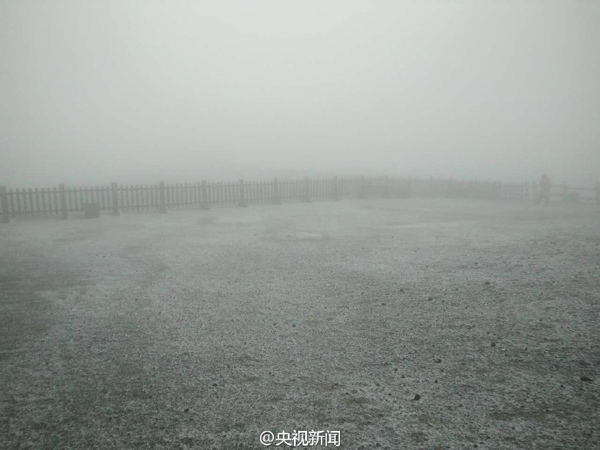 10月3日中午，長(zhǎng)白山下起了今年入秋以來的第一場(chǎng)雪，預(yù)計(jì)今天下午還可能有一個(gè)降雪過程。 @央視新聞 圖