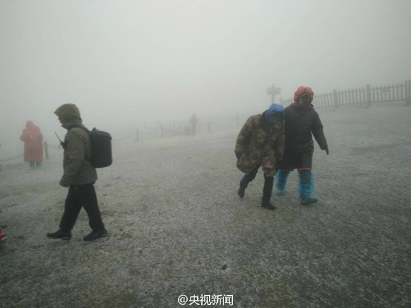 長白山下起今年入秋以來第一場雪，目前景區(qū)主峰臨時關(guān)閉