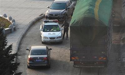 黑龍江依蘭交警被指設崗收錢放行超載車 官方否認