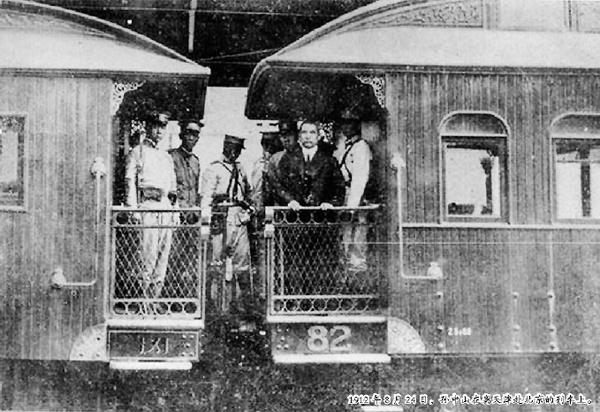 1912年8月24日，孫中山在離天津赴北京的列車上。