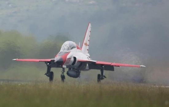 中國(guó)海軍教練機(jī)空中遇重大特情 高速俯沖時(shí)突然斷電