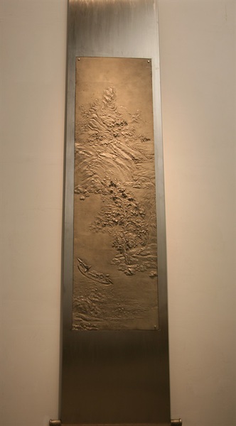 　　李向群 《江山》-1  Landscape-1尺寸Size： 340cm×92cm×1.6cm   材質Material：白銅 Cupronickel  2012 