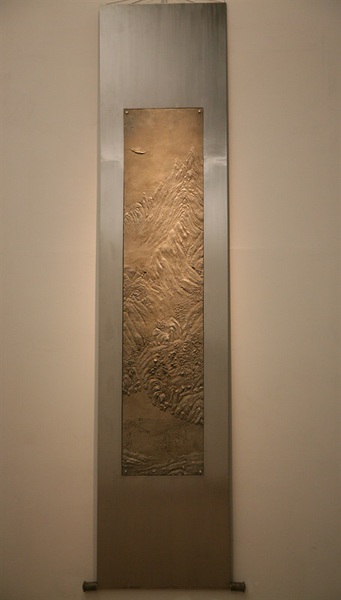 　　李向群 《江山》-2  Landscape-2 尺寸Size：340cm×92cm×1.6cm  材質Material：白銅 Cupronickel  2012 