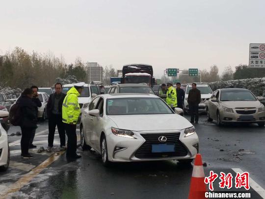 圖為高速交警對車輛進(jìn)行疏導(dǎo)。　西安交警高速大隊供圖 攝