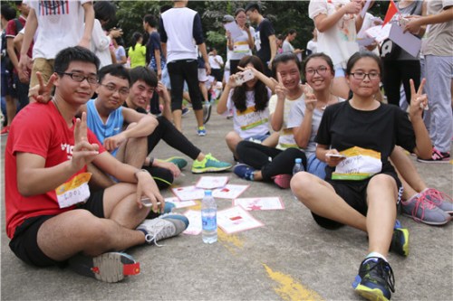  10月23日，福建師范大學(xué)，“迷馬”選手挑戰(zhàn)后在休息處合影留念，他們臉上露出挑戰(zhàn)成功的喜悅。蘇澤汗／攝