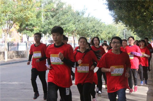  10月23日，河北民族師范學(xué)院，學(xué)院PK“迷馬”挑戰(zhàn)中，身著院服的同學(xué)們，隊(duì)形緊湊，每個(gè)人都努力奔跑。 李辰陽／攝