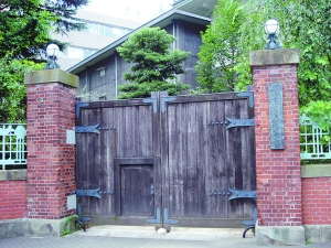 位于日本東京上野公園的東京美術(shù)學(xué)校舊址，今屬東京藝術(shù)大學(xué)