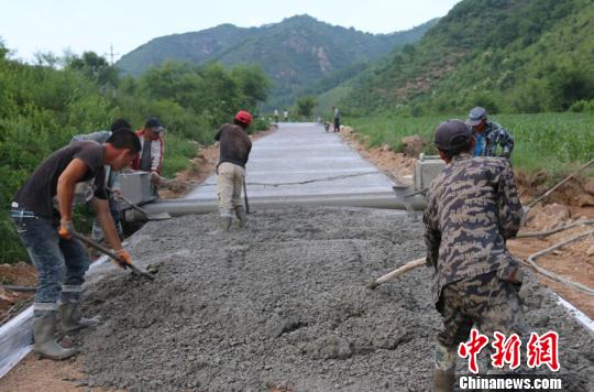 交通扶貧：發(fā)揮行業(yè)優(yōu)勢(shì)帶領(lǐng)村民走上“致富路”