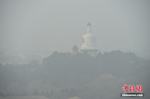 12月20日，北京大霧、霾預(yù)警雙發(fā)，局地能見(jiàn)度不足50米，整個(gè)京城仿佛置身于“仙境”，分不清霧和霾。<a target='_blank' href='http://www.chinanews.com/' >中新網(wǎng)</a>記者 金碩 攝