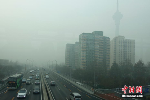 12月20日，北京西三環(huán)籠罩在霧霾中，因單雙號限行路上車輛明顯減少。<a target='_blank' href='http://www.chinanews.com/'>中新社</a>記者 盛佳鵬 攝