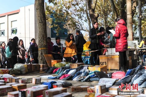 資料圖：2016年11月11日，濟(jì)南一高校物流配送站里快件擺滿地，女大學(xué)生們排長(zhǎng)隊(duì)領(lǐng)取網(wǎng)購(gòu)商品。<a target='_blank' href='http://www.chinanews.com/' _fcksavedurl='http://www.chinanews.com/'></table>中新社</a>記者 張勇 攝