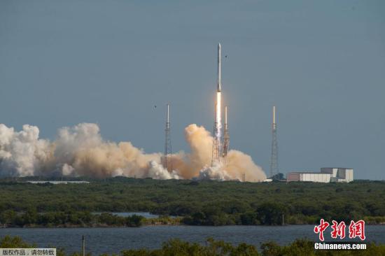 美國佛羅里達州，美國民營太空探索科技公司SpaceX的獵鷹9號運載火箭，載“飛龍?zhí)枴保―ragon）無人太空貨船，自卡納維爾角發(fā)射升空。